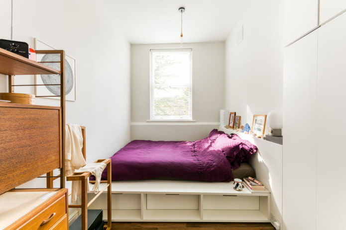 dobogós ágy egy keskeny hálószobában