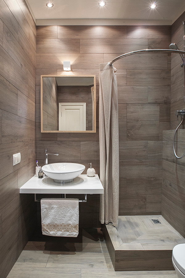 dekoráció és világítás a fürdőszobában a minimalizmus stílusában