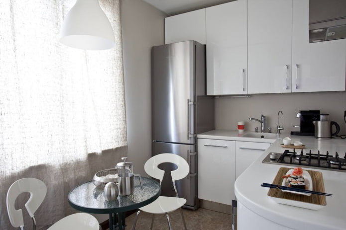 hűtőszekrény a konyhában, amelynek területe 5 négyzetméter