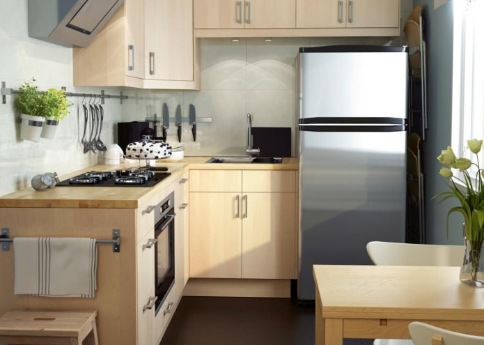 hűtőszekrény a konyhában, amelynek területe 5 négyzetméter