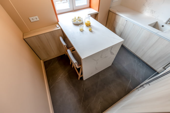 világos konyha 3–3 méterre, minimalista stílusban