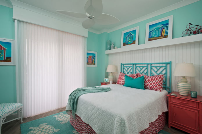 Textilien und Deko im türkisfarbenen Schlafzimmer