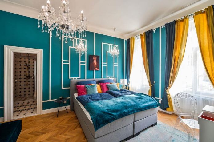 Textilien und Deko im türkisfarbenen Schlafzimmer