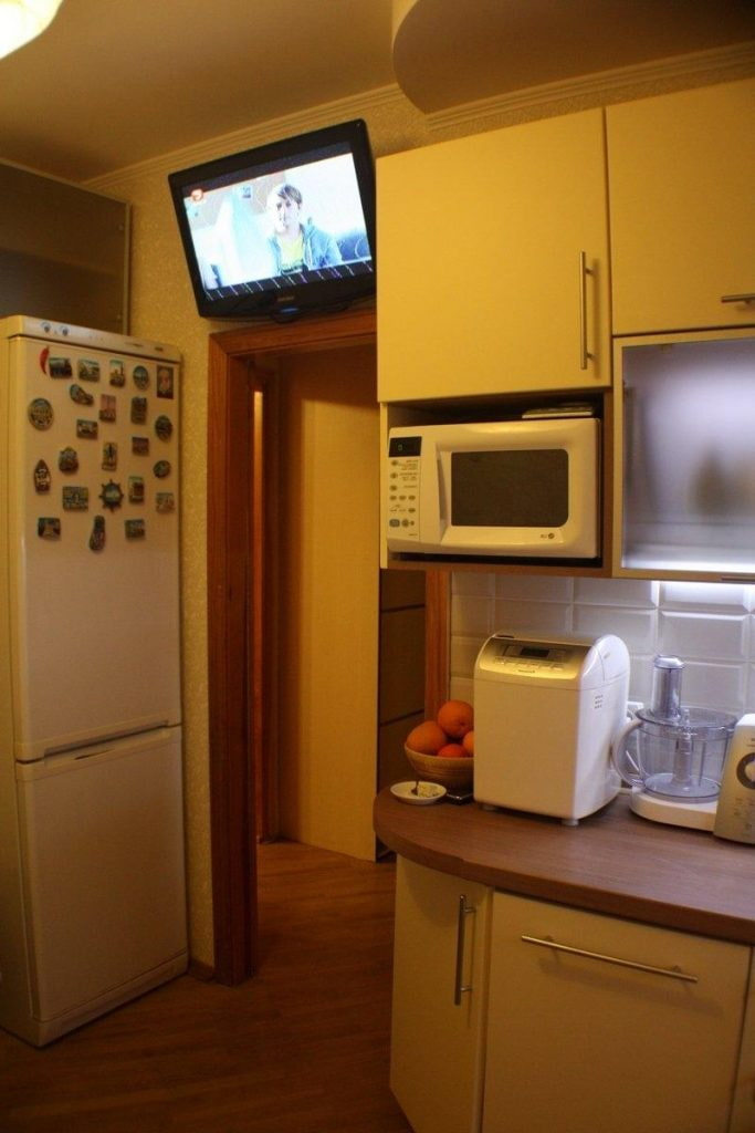 Fernseher über der Tür in der Küche