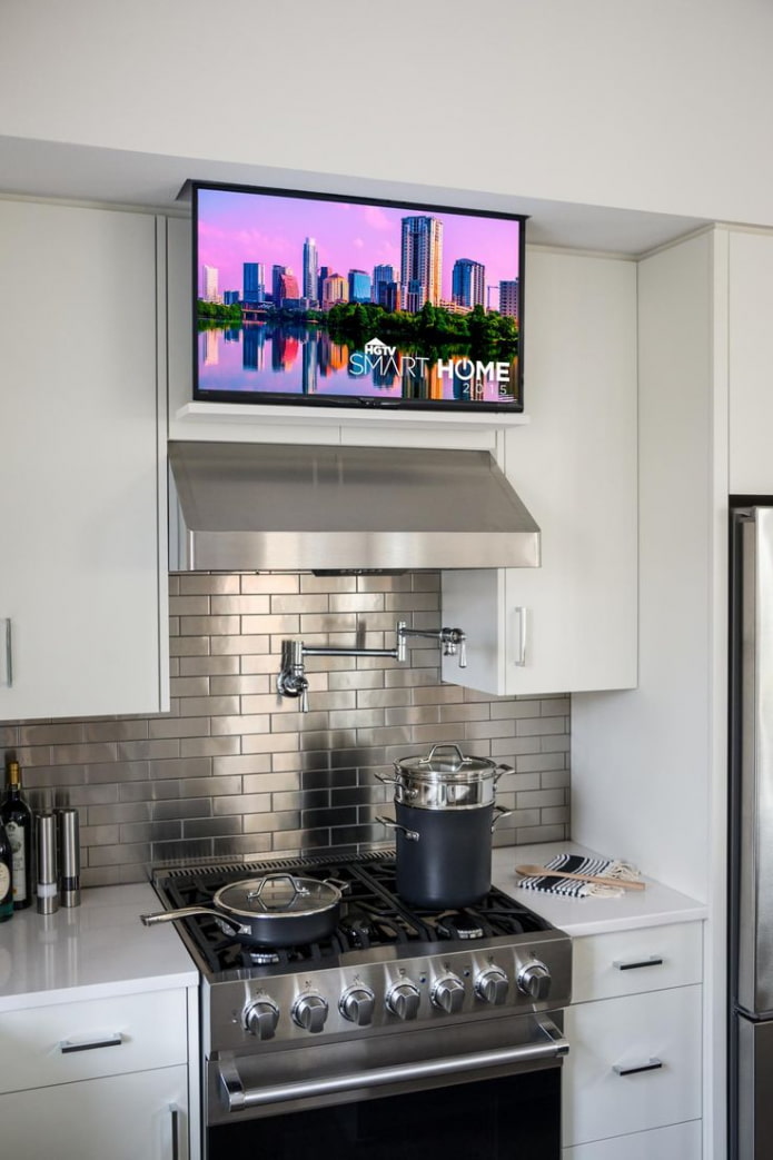 Fernseher über der Dunstabzugshaube in der Küche
