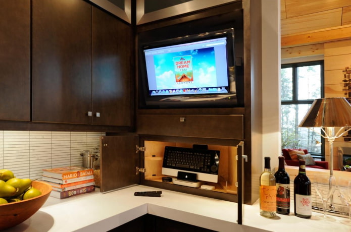 Fernseher im Headset in der Küche