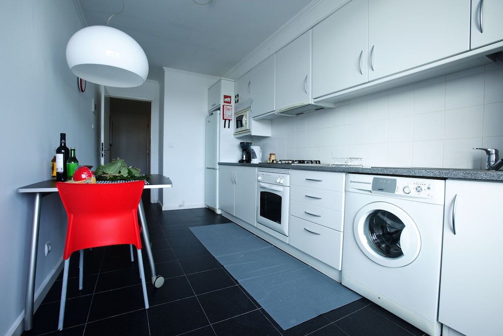 Waschmaschine in linearer Küche
