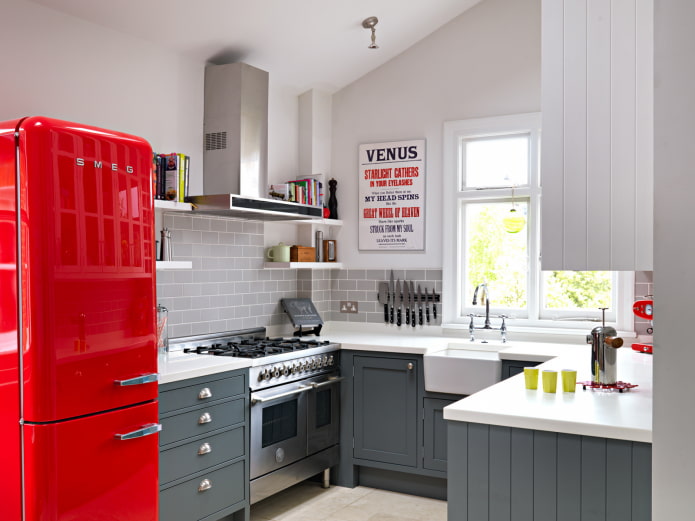 piros hűtőszekrény a konyhában