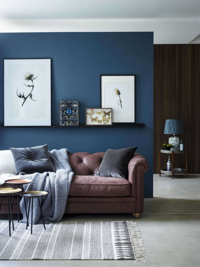 blaue Wand hinter der Couch