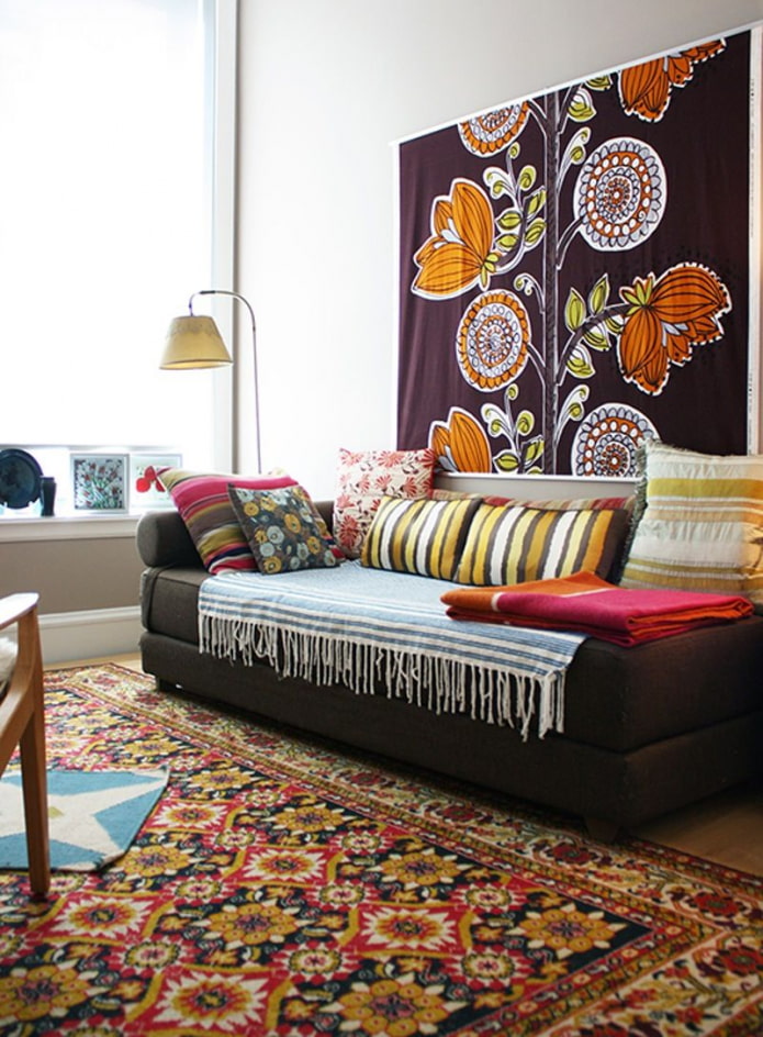 moderner Wandteppich über Sofa
