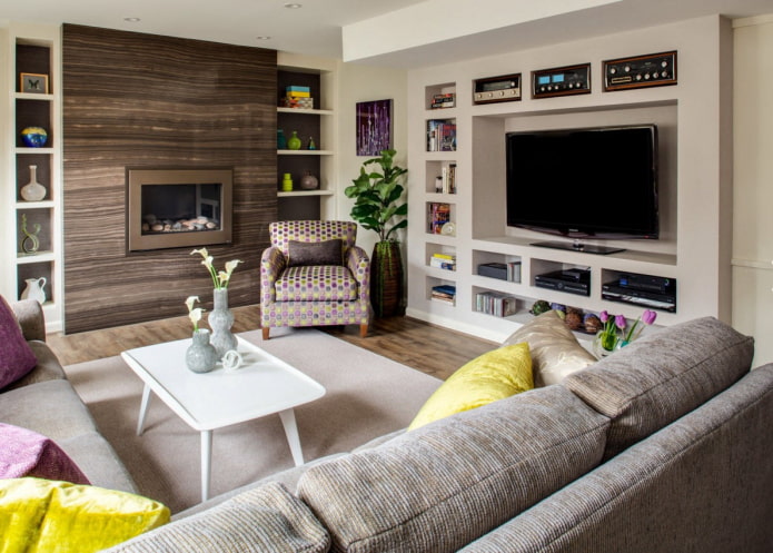 Wohnzimmer mit Fernseher und Kamin