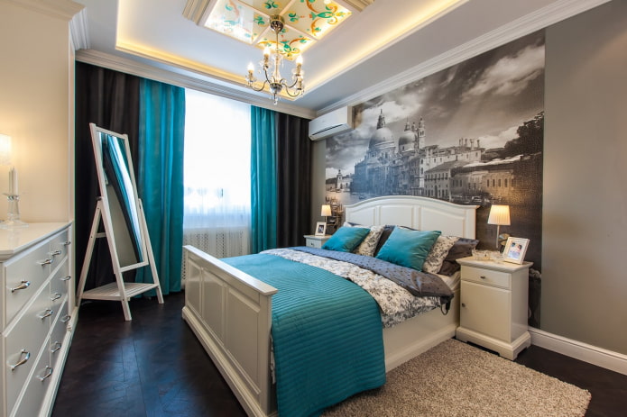 Schlafzimmer mit türkisfarbenen Textilien