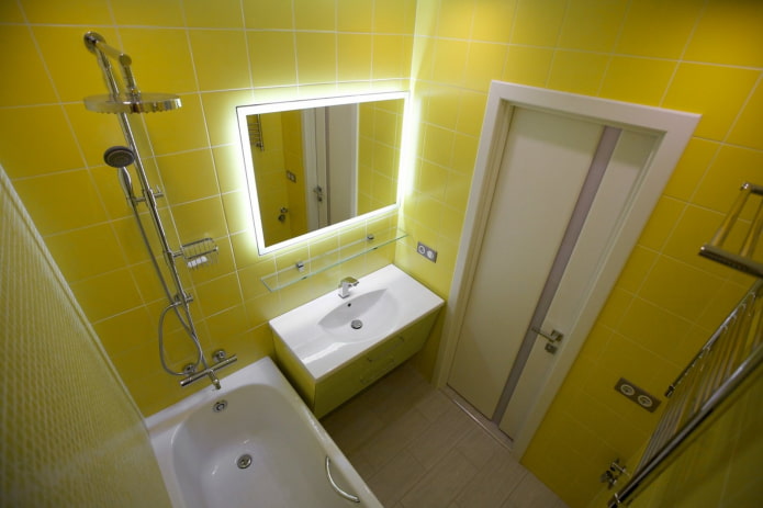 leuchtend gelbes Badezimmer