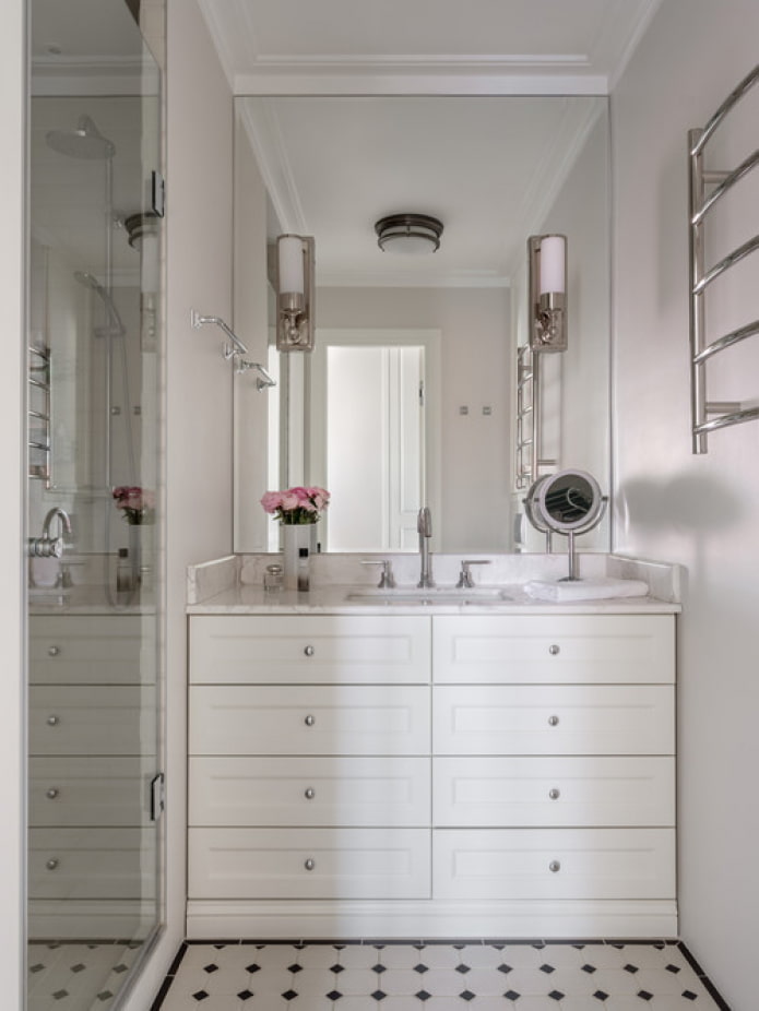 chest of drawers in the bathroom