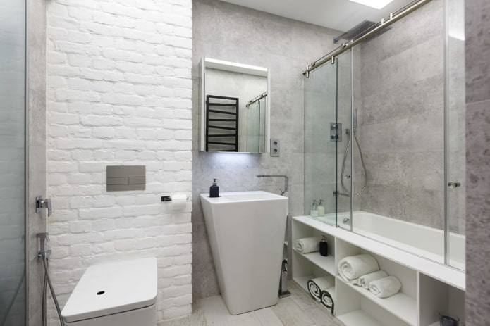 Badezimmer in Weiß- und Grautönen