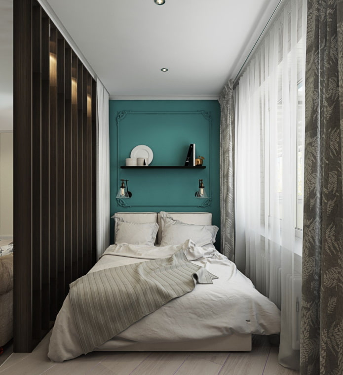 schmales Schlafzimmer mit heller Wand