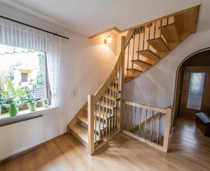 einfache Treppe im Haus