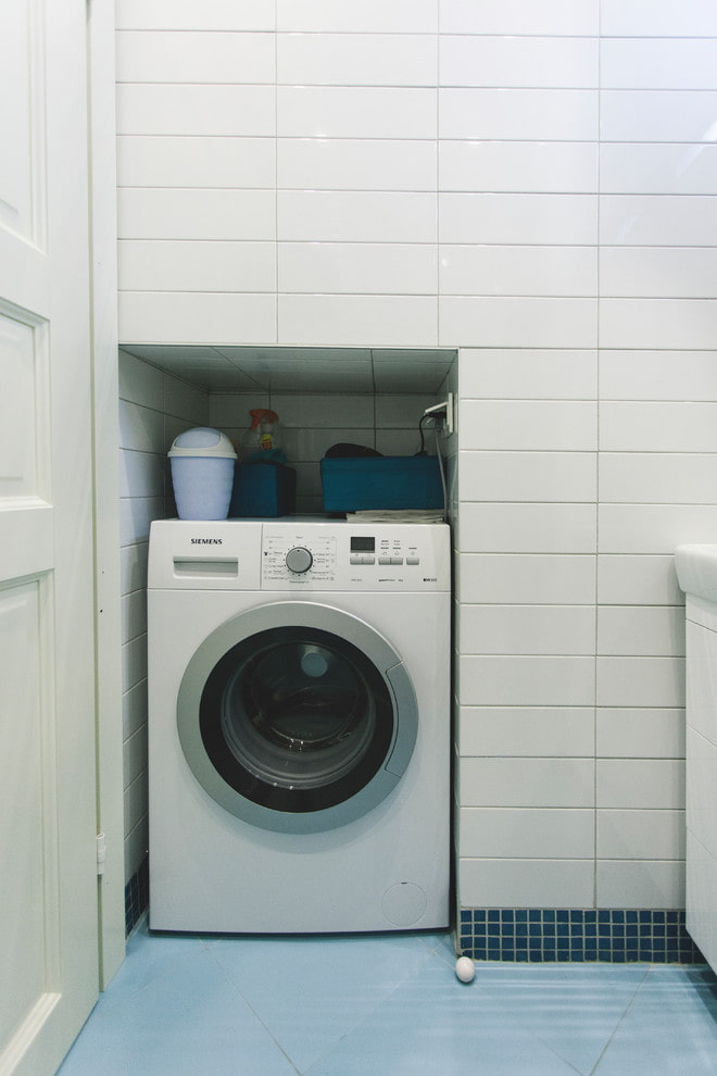 Washing machine in a niche