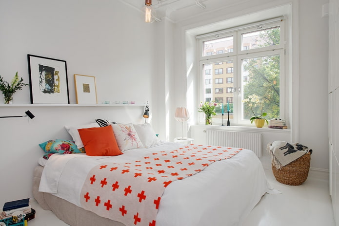 Weißes kleines Schlafzimmer im skandinavischen Stil
