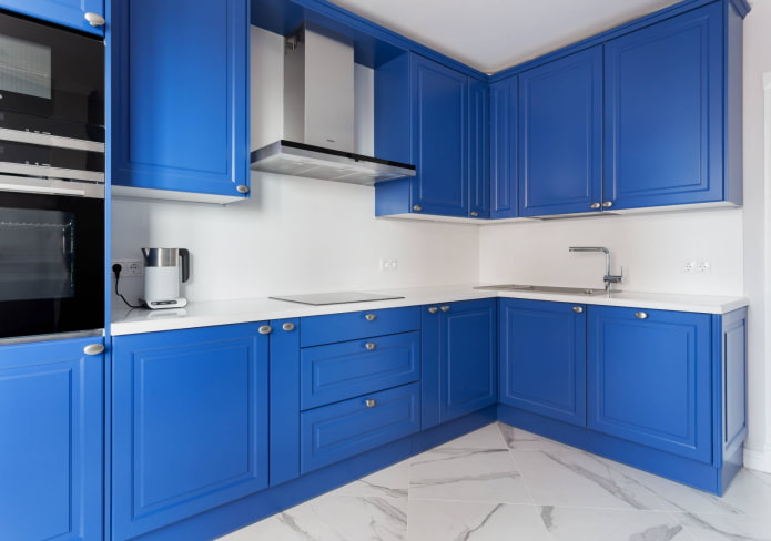 blaue Küche mit silbernen Armaturen