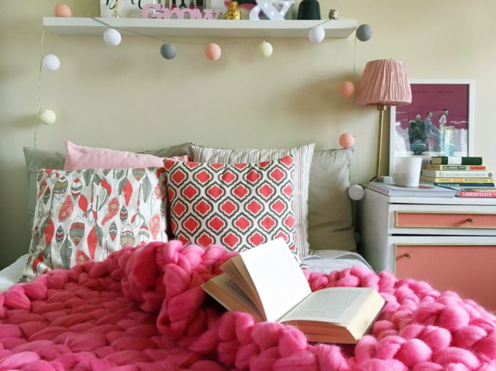 Hausgemachte Decke, Kissen und ein neu gestrichener Nachttisch