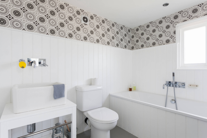 Panels and wallpaper in bathroom decoration