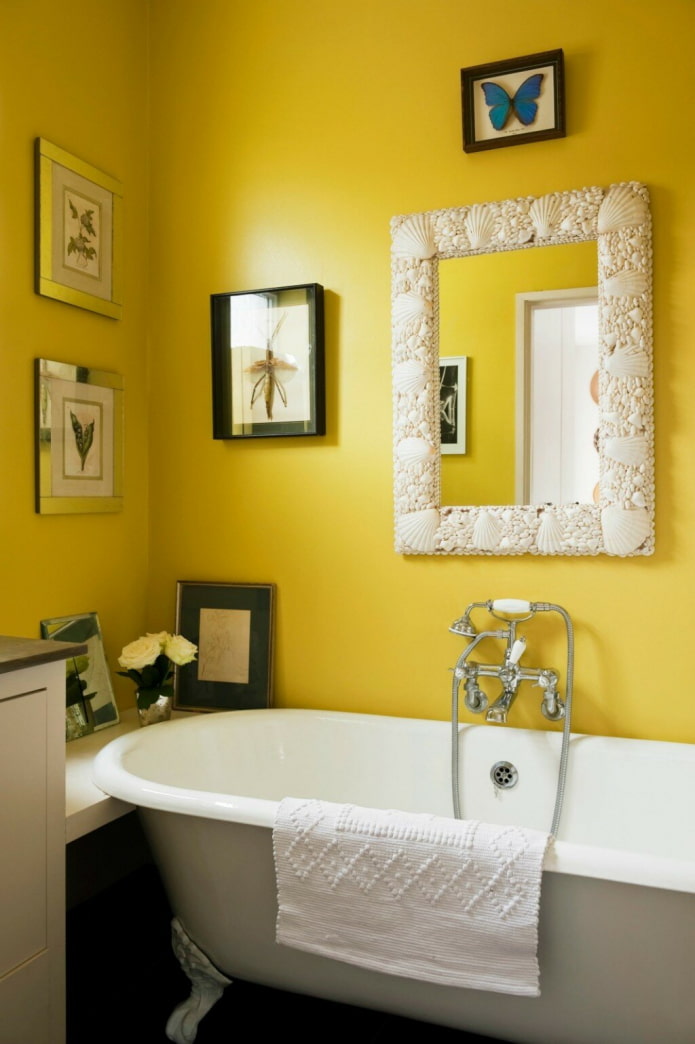 Yellow walls in the bathroom
