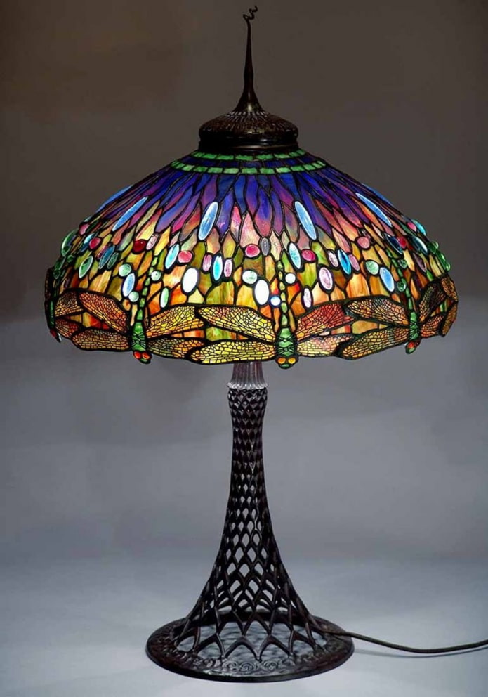 asztali lámpa fémből és üvegből