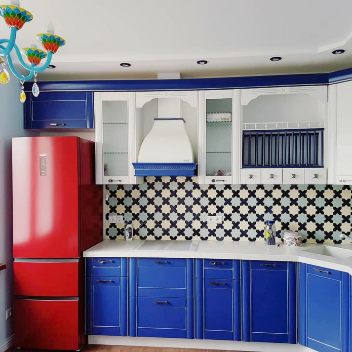 piros hűtőszekrény a konyhában
