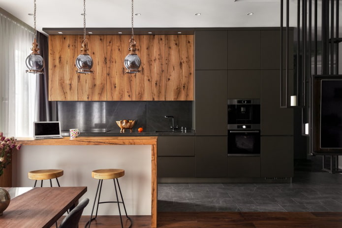 Dunkle Küche mit Holzmöbeln