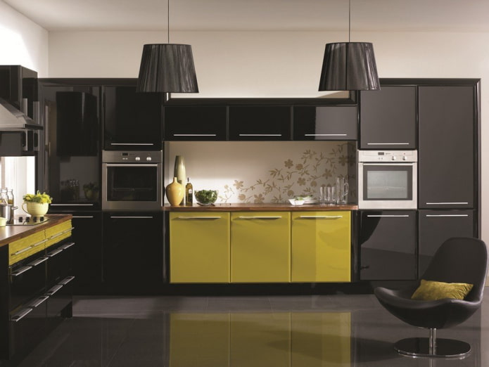Schwarze und gelbe Küche