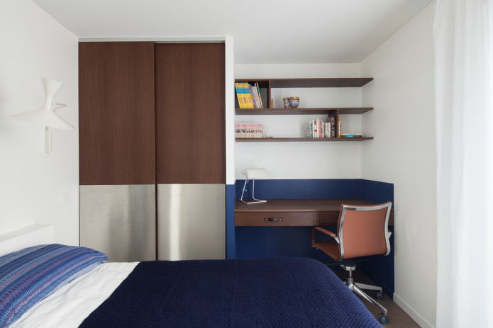 Sliding wardrobe and workplace in the bedroom