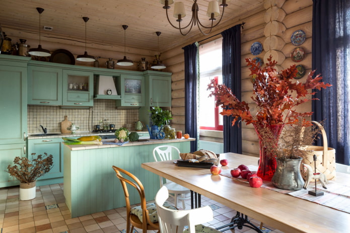 Küchendekoration in einem Holzhaus