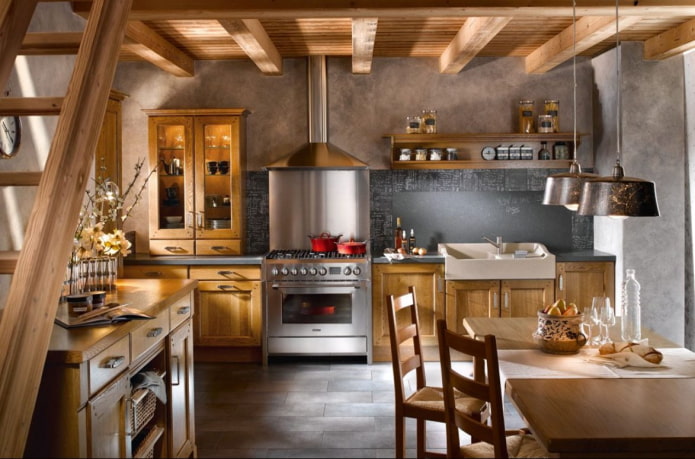 Küche mit Holzdecke