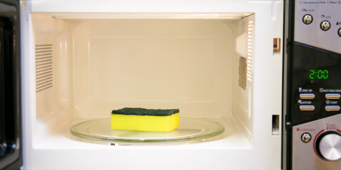 Pagdidisimpekta ng espongha sa microwave