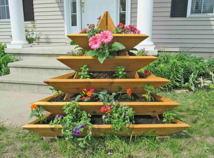 dřevěný květinový záhon pyramida