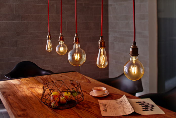 Edison-Lampen über dem Tisch