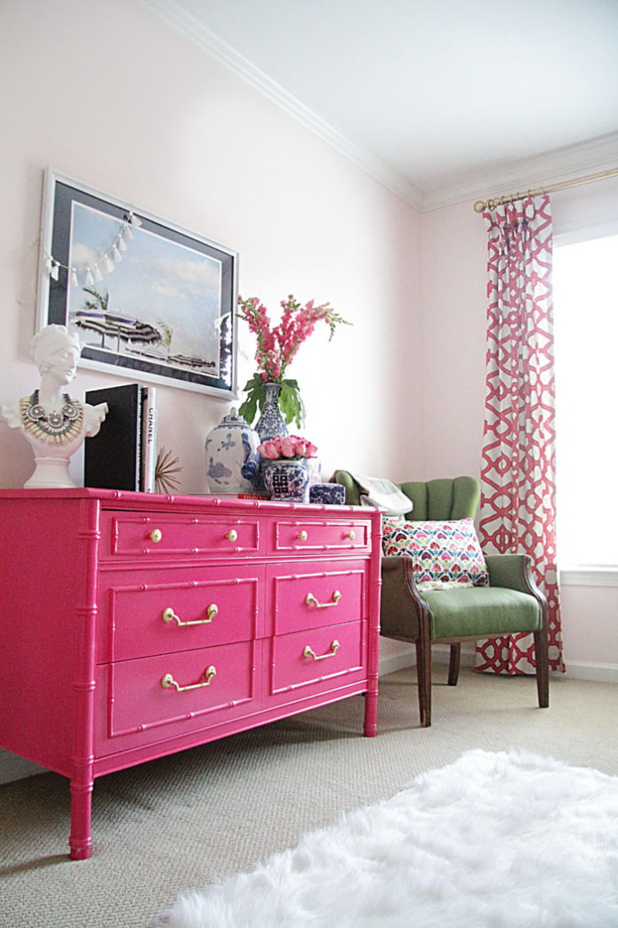 Rózsaszín komód a nappaliban