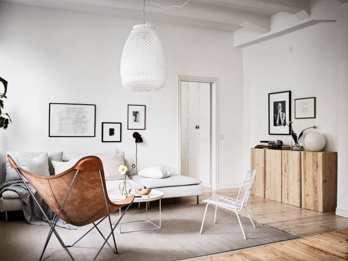 Wohnzimmer im skandinavischen Stil mit Holzkommode