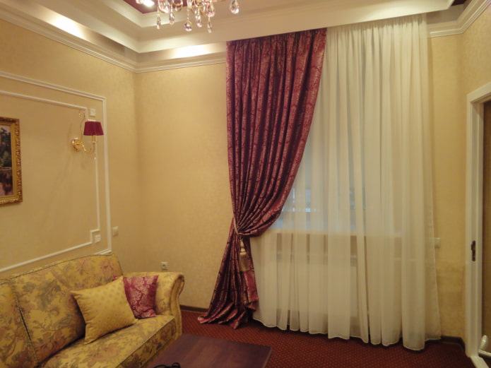 curtain holder with tassel