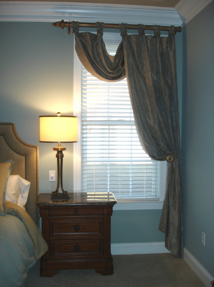 asymmetric curtain in the bedroom