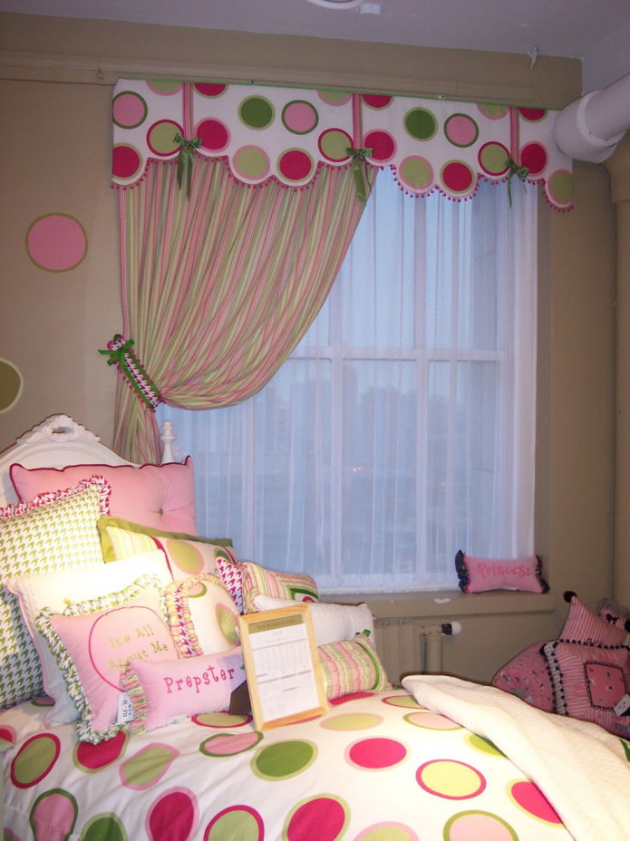 Vorhang für Kinderzimmer mit Lambrequin