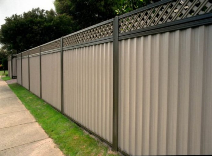 Fence made of beige corrugated board with decorative elements