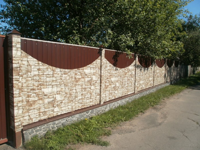 A fence of two types of profiled sheet