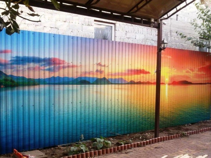 Fence made of corrugated board with photo printing
