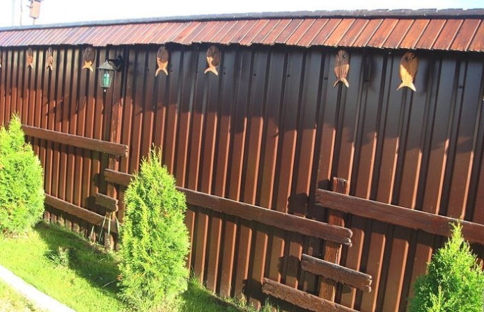 Необична ограда од валовитог картона са дрветом