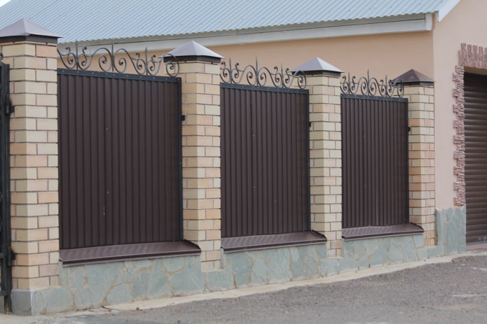 Fence made of profiled sheet with forging and brick