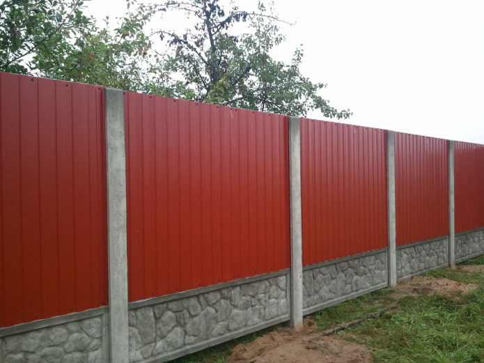 Fence made of corrugated board and concrete