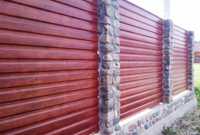 Fence made of corrugated board and stone