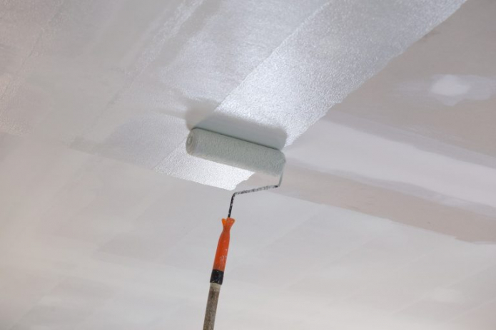 Painting the ceiling with a roller